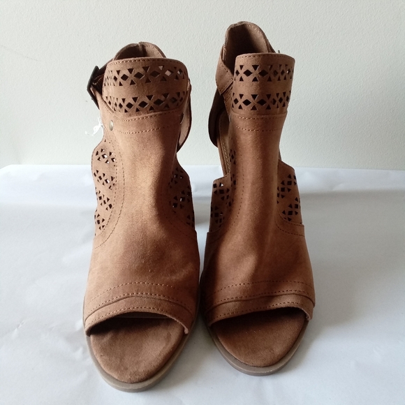 American Eagle Women's Size 7.5 Cut Out Peep Toe Bootie Brown Faux Suede NWT - Picture 4 of 9